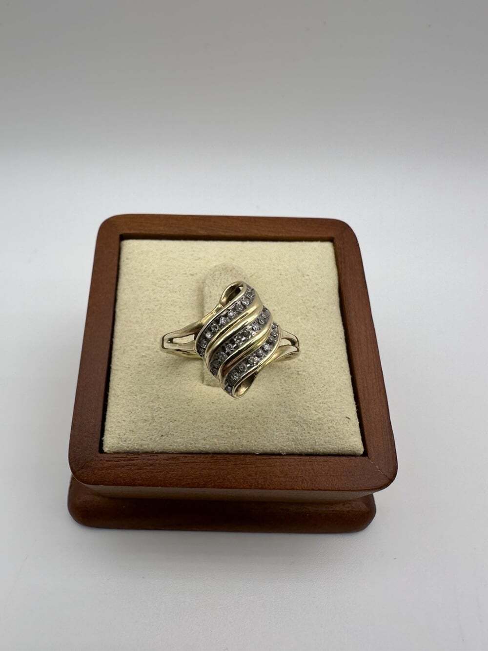 10k Yellow Gold Ladies Ring with Diamonds Size 7.5